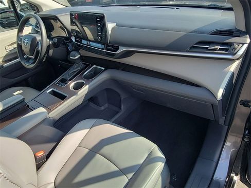 Used 2022 Toyota Sienna XLE image 28