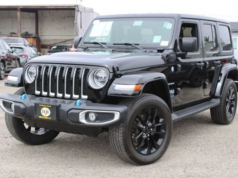 Used 2022 Jeep Wrangler Unlimited Sahara w/ Cold Weather Group AWD/4WD image 11