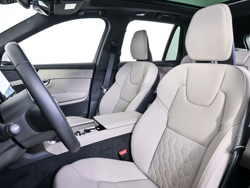 Certified 2025 Volvo XC90 B6 Plus image 7