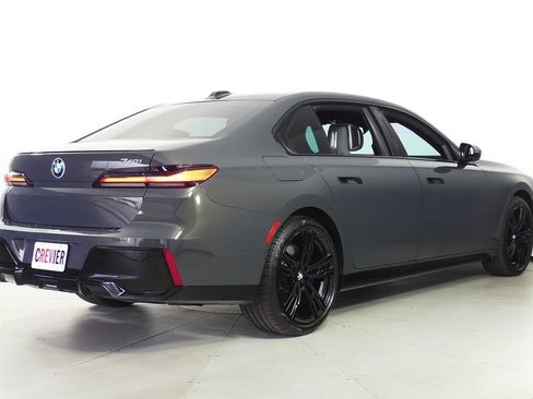 Used 2023 BMW 740i w/ Parking Assistance Package image 7