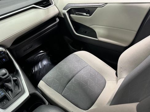 Used 2022 Toyota RAV4 XLE image 17