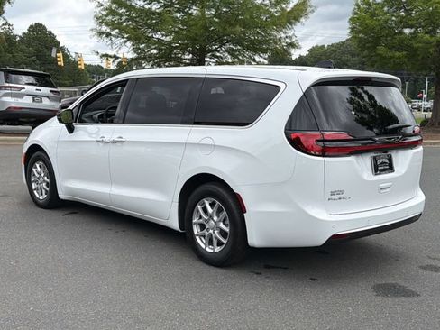 New 2027 Chrysler Pacifica Select FWD image 10