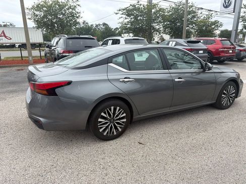 Used 2023 Nissan Altima 2.5 SV FWD image 16