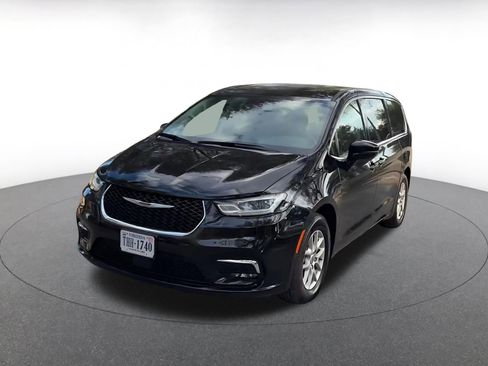 Used 2024 Chrysler Pacifica Touring-L image 7