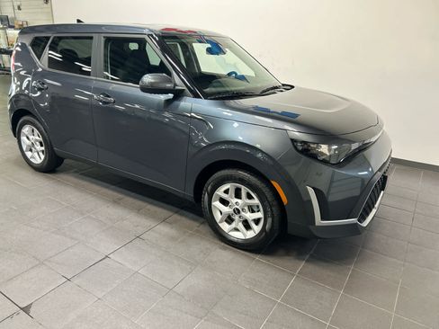 Used 2025 Kia Soul LX w/ LX Technology Package FWD image 2