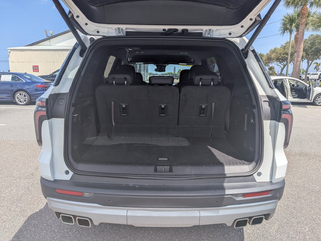 Used 2025 Chevrolet Traverse LT FWD image 13
