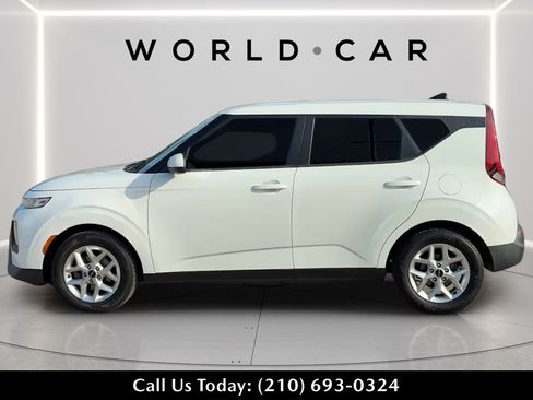 Used 2022 Kia Soul LX w/ Technology Package FWD image 4