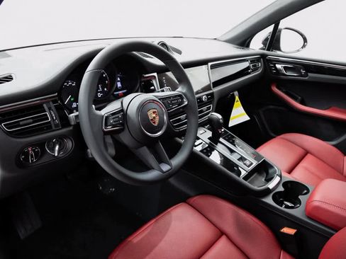 Certified 2025 Porsche Macan image 4