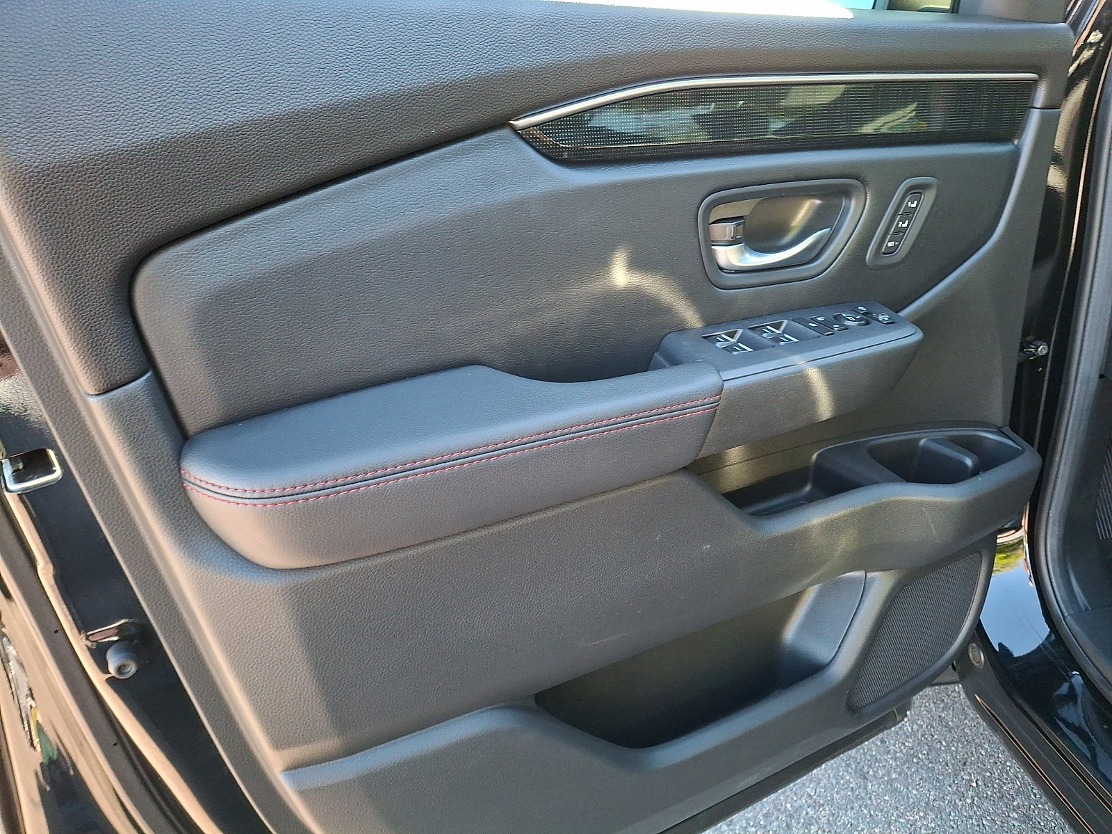 Used 2025 Honda Pilot Black Edition image 12