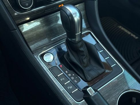 Used 2017 Volkswagen Passat 1.8T SEL Premium image 19