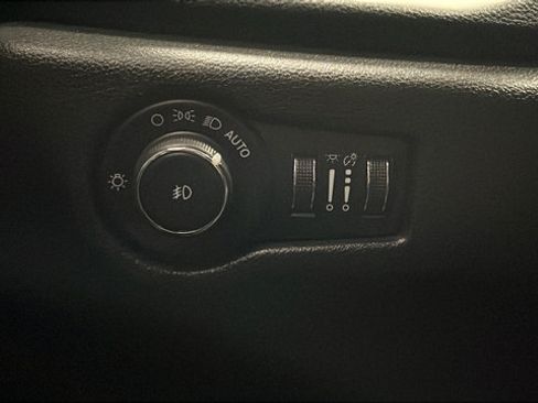 Used 2024 Chrysler Pacifica Limited FWD image 38