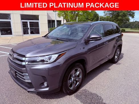 Used 2018 Toyota Highlander Limited Platinum FWD image 3