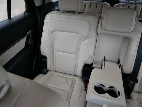 Used 2019 Ford Explorer Limited w/ Limited Luxury Package AWD/4WD image 12