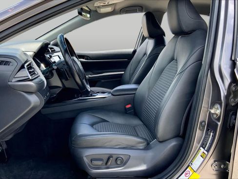 Used 2019 Toyota Camry SE w/ Convenience Package FWD image 8