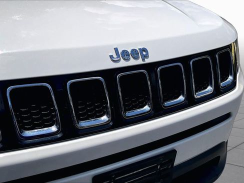 Used 2018 Jeep Compass Latitude w/ Popular Equipment Group FWD image 32