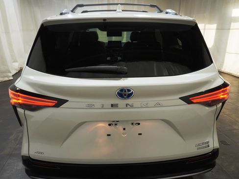 Used 2021 Toyota Sienna Limited image 5