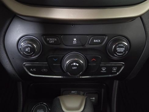 Used 2018 Jeep Cherokee Latitude w/ Cold Weather Group AWD/4WD image 27