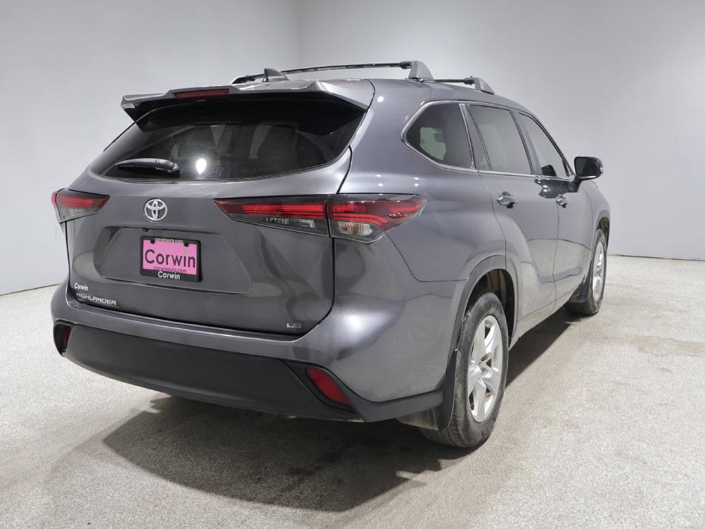 Used 2024 Toyota Highlander LE FWD image 2