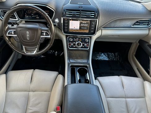 Used 2017 Lincoln Continental Select image 15