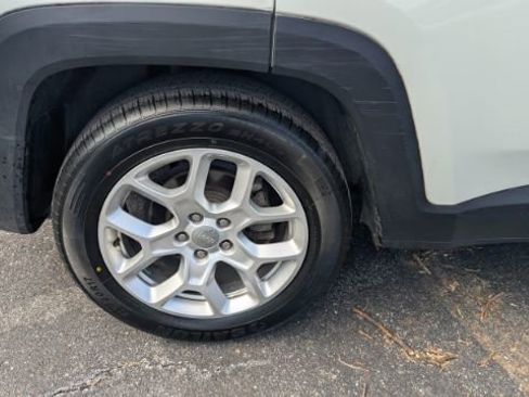 Used 2018 Jeep Renegade Latitude image 12