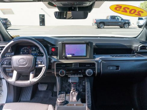 Certified 2025 Toyota Tacoma TRD Off-Road AWD/4WD image 20