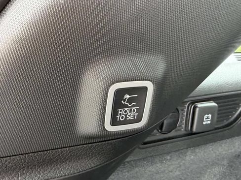 Used 2022 Jeep Grand Cherokee Overland AWD/4WD image 40