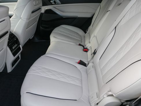 Used 2023 BMW X7 xDrive40i w/ M Sport Package AWD/4WD image 33