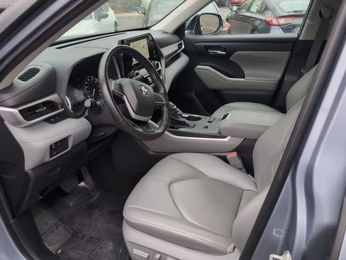 Used 2023 Toyota Highlander XLE image 12