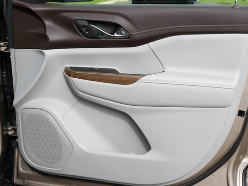 Used 2023 GMC Acadia SLE w/ Driver Convenience Package image 16