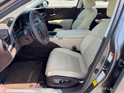 Used 2020 Lexus LS 500 w/ Accessory Package (Z2) RWD image 9
