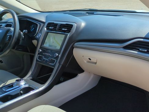 Used 2020 Ford Fusion SE FWD image 30