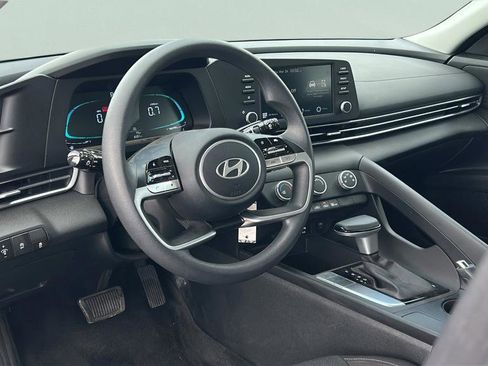 Certified 2025 Hyundai Elantra SE image 11