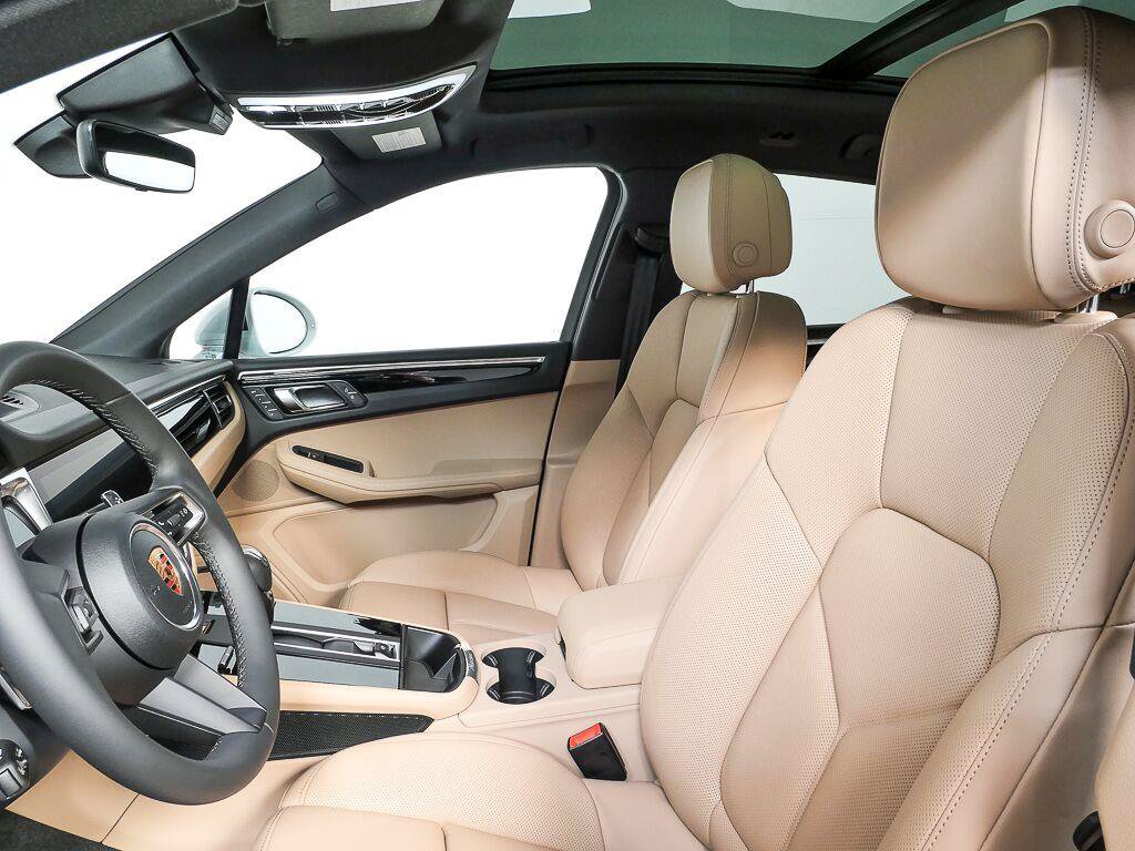 Certified 2026 Porsche Macan AWD/4WD image 5