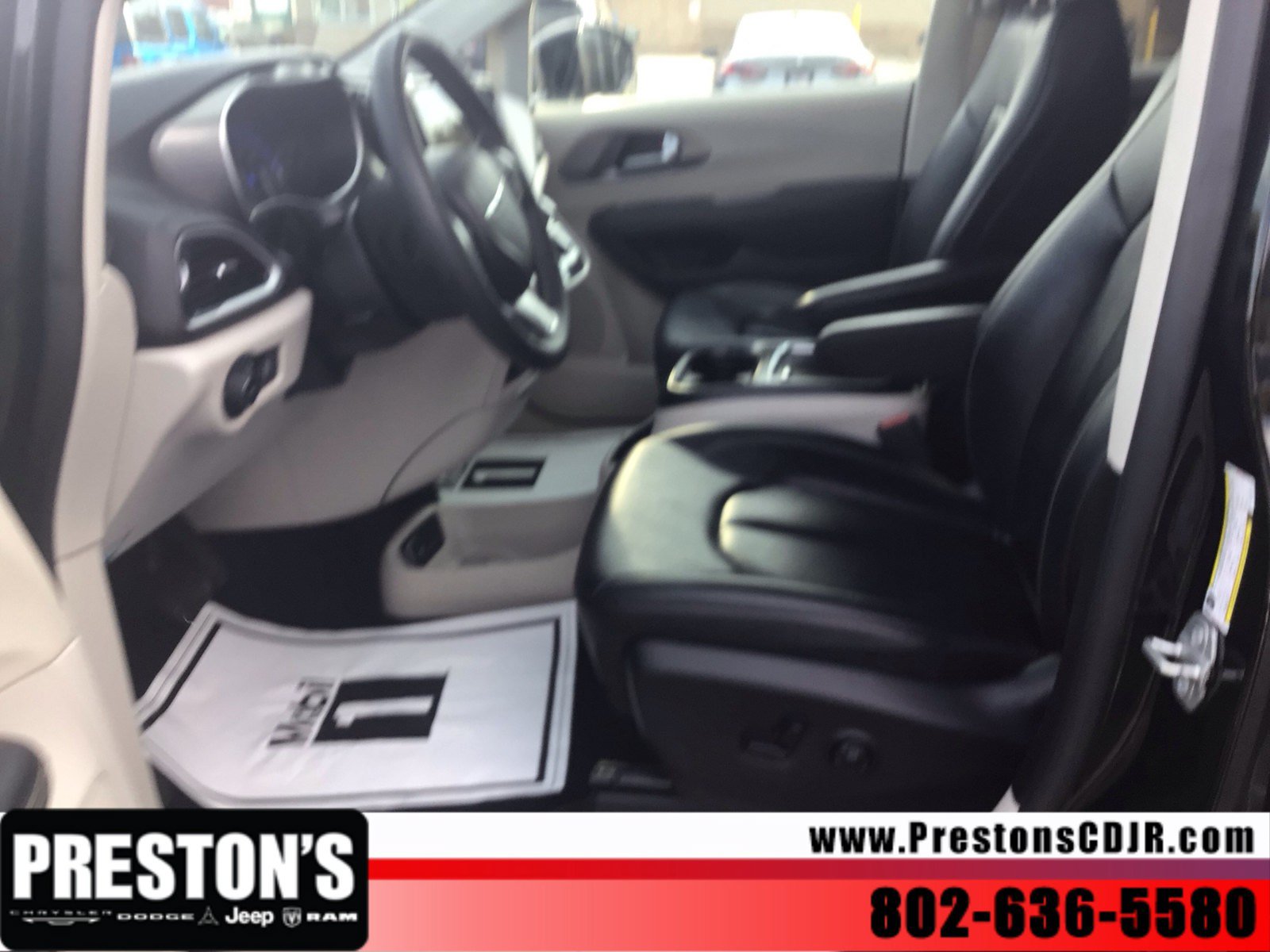 Used 2024 Chrysler Pacifica Touring-L FWD image 10