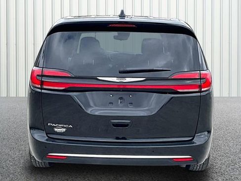 Used 2024 Chrysler Pacifica Touring-L image 4