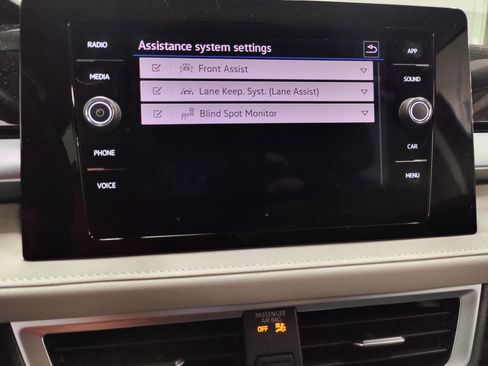 Used 2025 Volkswagen Taos SE image 8