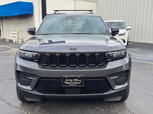 Used 2023 Jeep Grand Cherokee Altitude image 2