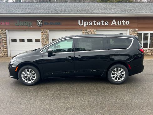 New 2026 Chrysler Pacifica Select image 8