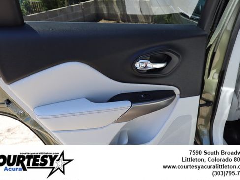 Used 2019 Jeep Cherokee Limited w/ Luxury Group AWD/4WD image 28