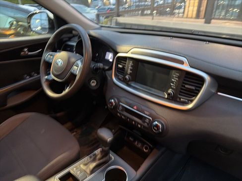 Used 2019 Kia Sorento LX image 4
