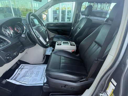 Used 2016 Chrysler Town & Country Touring w/ Driver Convenience Group image 11