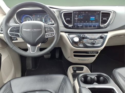 Used 2024 Chrysler Pacifica Touring-L FWD image 8