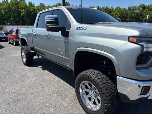 Used 2024 Chevrolet Silverado 2500 LTZ w/ LTZ Convenience Package AWD/4WD image 7