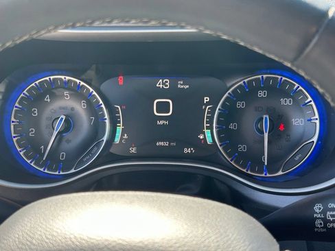 Used 2023 Chrysler Pacifica Touring-L FWD image 27