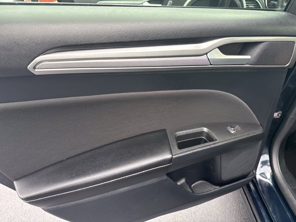 Used 2020 Ford Fusion SE FWD image 16