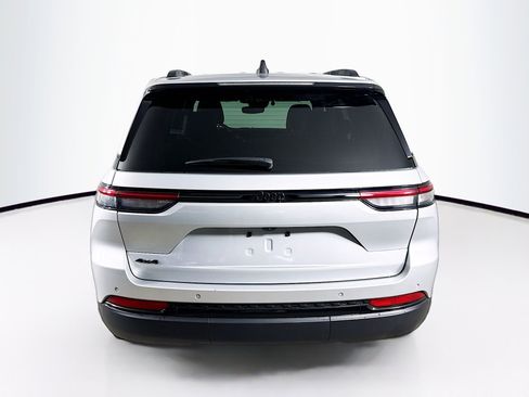 Used 2024 Jeep Grand Cherokee Altitude image 30