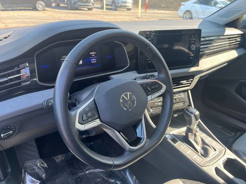 Used 2025 Volkswagen Jetta SE image 28