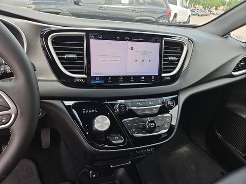 Used 2025 Chrysler Pacifica Select FWD image 11