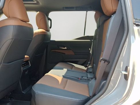 Used 2025 Lexus GX 550 w/ Accessory Package (2T) AWD/4WD image 9