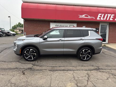 Used 2024 Mitsubishi Outlander SE image 2